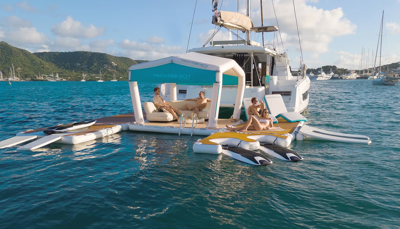 Plataforma Yachtbeach con piscina junto a un catamarán